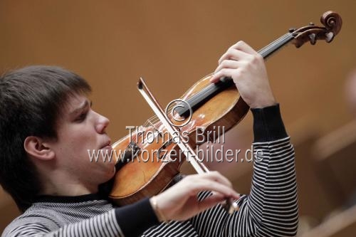 Russische Violinist Sergej Dogadin begleitet die Russische Nationalphilharmonie unter der Leitung des russischen Dirigenten Wladimir Spivakov in der Philharmonie Köln (&copy; Thomas Brill)